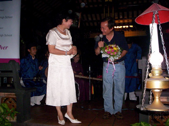 H52 Tang Hoa Chuc Mung BGL.jpg